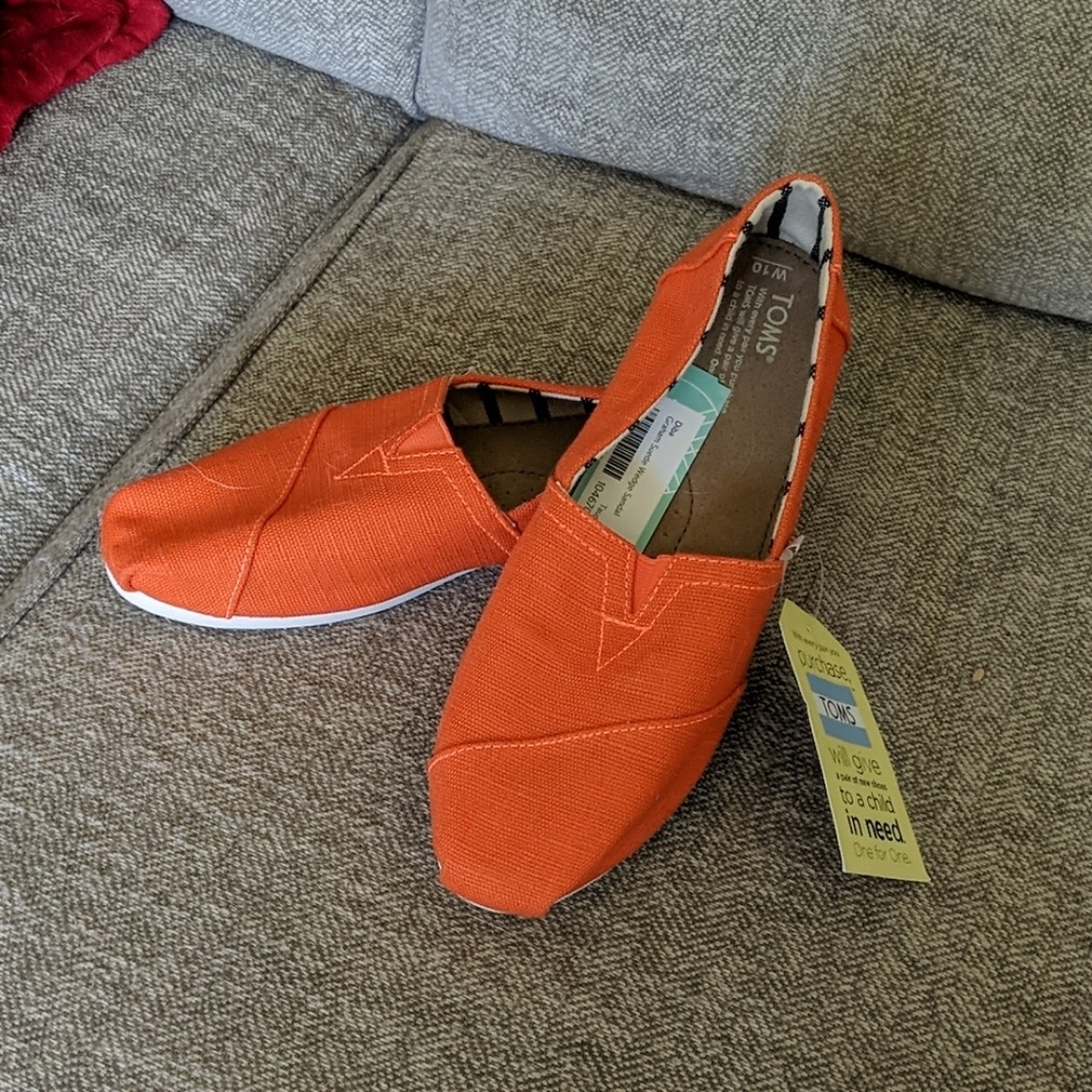 Size 10 orange canvas Toms